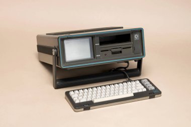 Pavia, Lombardy, İtalya - 12 Ekim 2024: Commodore SX-64 Executive Computer, Osborne 1 yarışmacısıydı. 1984 'teki fiyat: 995 dolar. Ctrl + Alt Müzesi 'nde gösterildi. 