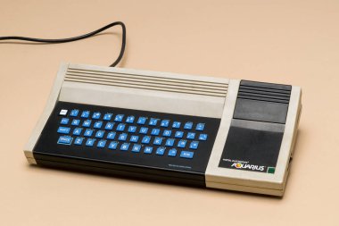 Pavia, Lombardy, İtalya - 8 Aralık 2024: Ctrl + Alt Müzesi 'nde 1983 yılından Mattel Acquarius. Radofin Electronics 'in Hong Kong' dan yaptığı ev bilgisayarı.