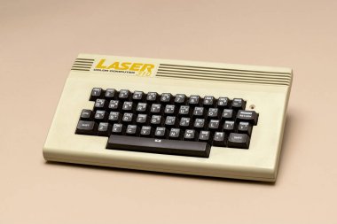 Pavia, Lombardy, İtalya - 8 Aralık 2024: Lazer Renkli Bilgisayar 310 tarafından 1984 yılında Ctrl + Alt Müzesi, Z80 işlemci, çoğunlukla İtalya, Fransa ve Almanya 'da satıldı.