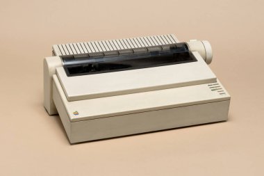 Pavia, Lombardy, İtalya - 2 Kasım 2024: Apple dot matrix yazıcı II, 1985 yılından itibaren, Ctrl + Alt Müzesinde. 4 renkli yazıcı. Hız: Dakikada 2-6 sayfa.