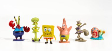 Popüler çizgi film karakterlerinin figürleri Sünger Bob, Patrick, Squidward, Bay Yengeç, Sandy ve Gary beyaz arka planda birlikte duruyorlar.