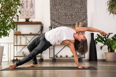 Yoga hocası, yoga stüdyosunda çılgın bir şey ya da camatkarasana yoga pozu veriyor.