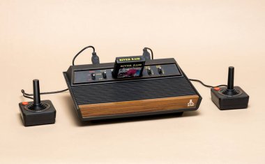 Pavia, Lombardy, İtalya - 23 Kasım 2024: 1976 'dan itibaren Ctrl + Alt Müzesinde Atari 2600 konsolu. Kartuş, 1982 'den kalma, River Raid oyunu..