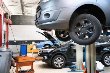 Profesyonel bir oto tamirhanesinde arabalara bakım yapılıyor, otomotiv bakım süreci sergileniyor