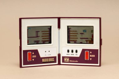 Pavia, Lombardy, İtalya - 27 Aralık 2024: Nintendo Game and Watch Multi Screen, Mario Bros (MW-56) 1983 yılından itibaren Ctrl + Alt Müzesi. Oyun iki ekranda oynanıyor..