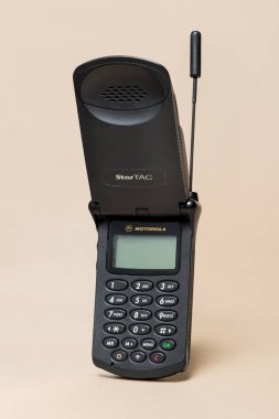 Pavia, Lombardy, İtalya - 2 Kasım 2024: Açık klasik Motorola StarTAC cep telefonu, 199 yılından