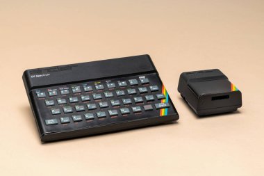 Pavia, Lombardy, İtalya - 8 Aralık 2024: Sinclair ZX Spektrum konsolu 1983 yılından. Mikro sürücü mikro kasetler kullanıyordu. Ctrl + Alt Müzesi 'nde gösterildi