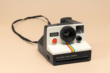 Pavia, Lombardy, İtalya - 27 Aralık 2024: Polaroid Kara Kamerası 1000 düğmesi, 1972 'den kalma bir kamera Ctrl + Alt Müzesi. Fiyatı 180 dolar olarak kabul edildi.