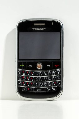 Retro BlackBerry Kalın 9000 akıllı telefon beyaz arka planda fiziksel qwerty klavyesini gösteriyor