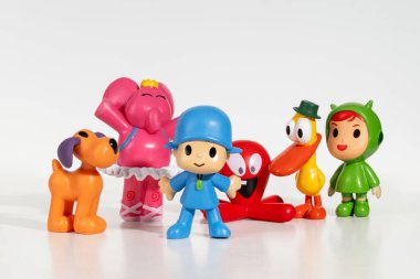 Renkli Pocoyo grubu ve beyaz arkaplanda duran arkadaş figürleri