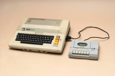 Pavia, Lombardy, İtalya - 27 Aralık 2024: Atari 800 ve kaset çalar, 1996. İlk Atari kişisel bilgisayarı, kod adı Colleen. Ctrl + Alt Müzesi 'nde gösterildi