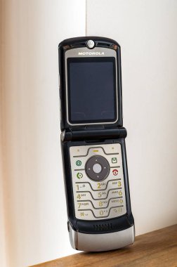 Eski Motorola Razr V3 cep telefonu tuş takımını ve küçük ekranını gösteriyor, daha basit bir teknoloji için nostalji uyandırıyor