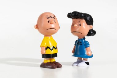 Charlie Brown ve Lucy van Pelt 'in beyaz arka planda üzgün bir ifadeyle yan yana durdukları figürler.