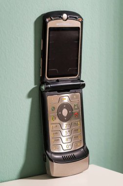 Klasik Motorola Razr V3, 2000 'lerin başlarındaki mobil iletişim nostaljisini çağrıştıran ince tasarımı ve tuş takımını sergileyerek açıldı.
