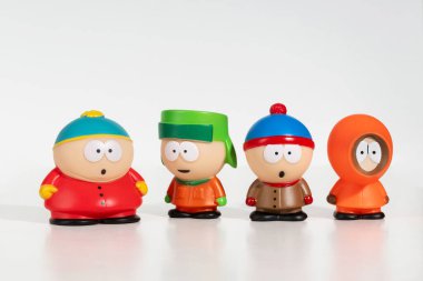 Cartman, Kyle, Stan ve Kenny South Park karakterleri beyaz arka planda yan yana duruyorlar.