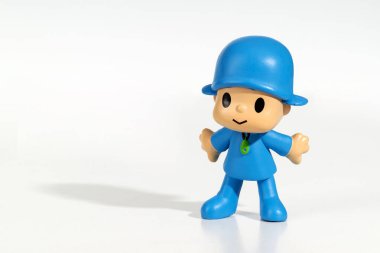 Pocoyo 'nun plastik figürü, beyaz yansıtıcı arka planda duran popüler bir çizgi film karakteri.