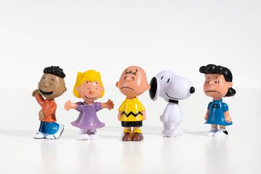 Franklin, Sally, Charlie Brown, Snoopy ve Lucy Van Pelt heykelcikleri beyaz arka planda yan yana duruyorlar.