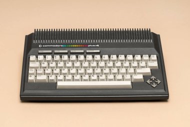 Pavia, Lombardy, İtalya - 8 Aralık 2024: Commodore Plus 4, 1984 MUSDI Müzesi 'nde ev bilgisayarı. 64 kB RAM ile daha önce Commodore 264 olarak adlandırılmıştır.