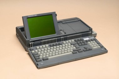 Pavia, Lombardy, İtalya - 8 Aralık 2024: Amstrad PPC640, IBM PC uyumlu. PPC512 ile birlikte ilk Amstrad IBM uyumlu oldu. MUSDI Müzesi 'nde gösterildi