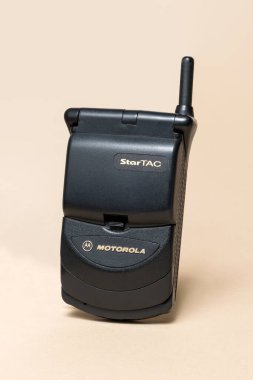 Pavia, Lombardy, İtalya - 2 Kasım 2024: Kapalı klasik Motorola StarTAC cep telefonu, 199 yılından