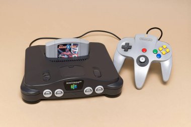 Pavia, Lombardy, İtalya - 27 Aralık 2024: Nintendo 64 Video Oyun Konsolu 1996. 32 milyondan fazla satıldı. MUSDI Müzesi 'nde gösterildi.