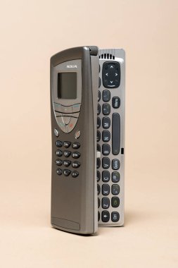 Pavia, Lombardy, İtalya - 2 Kasım 2024: Nokia 9210 İletişim Cep Telefonu, 2001, MUSDI Müzesi. Bir ARM işlemcisi kullanıyordu ve faks alabiliyordu..