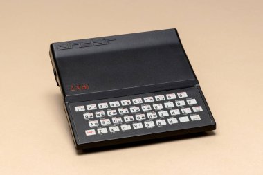 Pavia, Lombardy, İtalya - 8 Aralık 2024: Sinclair ZX 81, 1981 'den ev bilgisayarı. 1 kB RAM ile 1 milyondan fazla sattı. MUSDI Müzesi 'nde gösterildi