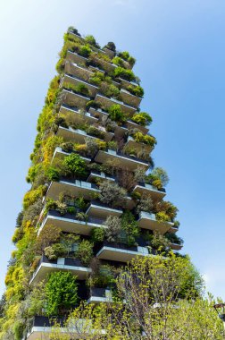 Milano 'da sürdürülebilir bir konut olan Bosco Verticale dikey ormanı ve çevre dostu tasarımı sergiliyor.