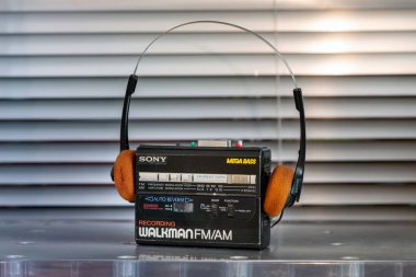 Klasik Sony taşınabilir kulaklıklı kasetçalar müzik çalıyor, 80 'ler ve 90' lar için nostalji uyandırıyor.