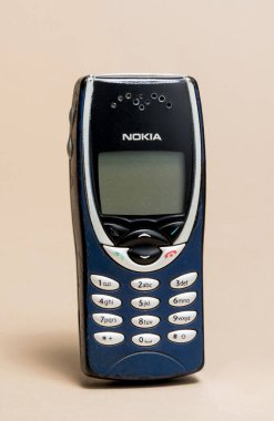 Pavia, Lombardy, İtalya - 23 Kasım 2024: Nokia 8210 MUSDI Müzesi 'nden cep telefonu. 79gr ağırlığındaydı ve 3 saatlik bir pil süresi vardı.