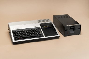 Pavia, Lombardy, İtalya - 8 Aralık 2024: Texas Instrument TI 99 4A Home Computer, 1981. Commodore 64 ile olan ticari savaşı kaybettim. MUSDI Müzesi 'nde gösterildi.