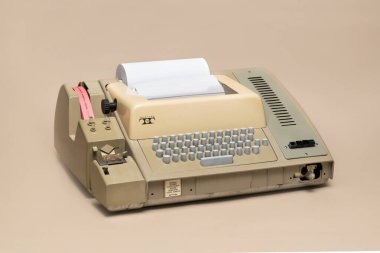 Pavia, Lombardy, İtalya - 13 Mart 2025: Teletype 33 teleprinter, 1963 yılında tanıtıldı. Bill Gates tarafından kullanılan ilk bilgisayar terminaliydi. MUSDI Müzesi 'nde gösterildi
