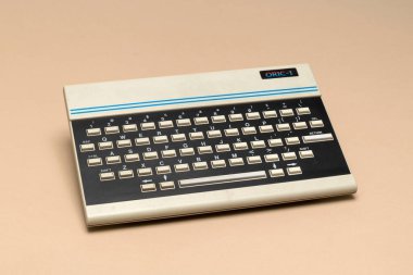 Pavia, Lombardy, İtalya - 8 Aralık 2024: Oric-1 Ev Bilgisayarı, 1983 MUSDI Müzesi