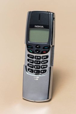Pavia, Lombardy, İtalya - 2 Kasım 2024: Nokia 8810 cep telefonu, 1998 'den. Tek bantlı bir GSM telefondu. Kızılötesi bir bağlantısı vardı. MUSDI Müzesi 'nde gösterildi