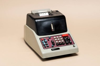 Pavia, Lombardy, İtalya - 2 Kasım 2024: Olivetti Divisumma 24 hesap makinesi, 1956. Tam bir hesap makinesiydi, aynı zamanda bölme yeteneğine de sahipti. MUSDI Müzesi 'nde gösterildi.