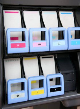 Renkleri gösterilen büyük bir yazıcının mürekkep kartuşları