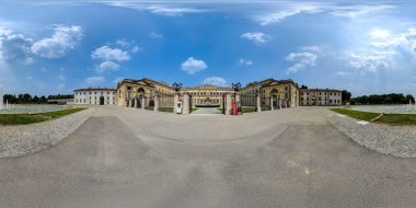 Monza, Lombardy, İtalya - 12 Haziran 2025: Monza, Lombardiya, İtalya 'da tarihi bir neoklasik saray olan Monza Kraliyet Villası' nın panoramik manzarası