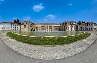 Monza, Lombardy, İtalya - 12 Haziran 2025: Monza 'daki görkemli Villa Reale' nin panoramik manzarası, neoklasik mimarisi, çeşmesi ve çevre bahçeleri sergilenmektedir.