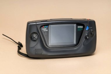 Pavia, Lombardy, İtalya - 27 Aralık 2024: Sega Game Gear Taşınabilir Video Oyun Sistemi 1990 yılından itibaren Ctrl + Alt Müzesinde. Kod adı Merkür Projesi. 1997 'ye kadar üretildi.