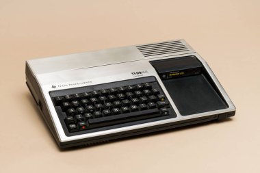 Pavia, Lombardy, İtalya - 8 Aralık 2024: Texas Instruments TI-99 4A Home Computer 1981. TMS 9900 mikroişlemcisine dayanıyordu. Ctrl + Alt Müzesi 'nde gösterildi