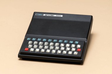 Pavia, Lombardy, İtalya - 8 Aralık 2024: Sinclair Timex 1000 1982. Fiyatı 99,95 dolar olan ev bilgisayarı o zamanki en ucuz ev bilgisayarıydı. Ctrl + Alt Müzesi 'nde gösterildi.