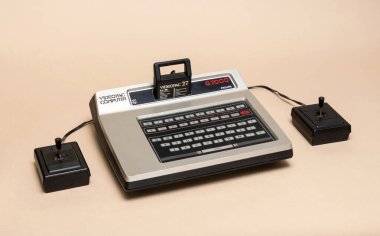 Pavia, Lombardy, İtalya - 23 Kasım 2024: Philips Videopac G7000 Video Oyun Konsolu