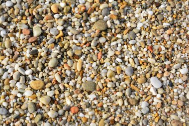 Renkli çakıl taşları, muhteşem manzara, yaz havası, Pefkari plajı, Thassos adası, Yunanistan