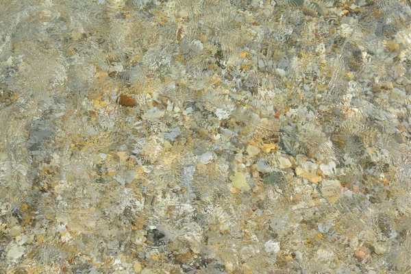 清澈的浅水背景 夏天的氛围 顶视图 一些模糊的砾石底部可见 — 图库照片