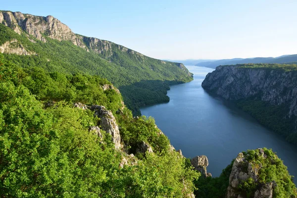 Río Danubio Desfiladero Djerdap Puerta Hierro Cazane Durante Hora Dorada Imágenes de stock libres de derechos