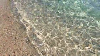 Güneşli bir yaz gününde, ünlü Fava sahilinin temiz sığ suları, Sithonia, Yunanistan