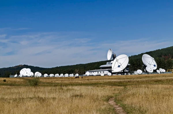 Plana Δορυφορικό Σταθμό Γεωδαιτικό Παρατηρητήριο Στο Φόντο Των Κωνοφόρων Δασώδεις — Φωτογραφία Αρχείου