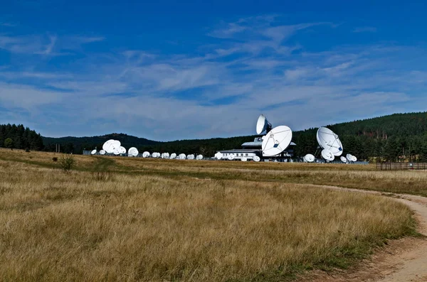 Plana Δορυφορικό Σταθμό Γεωδαιτικό Παρατηρητήριο Στο Φόντο Των Κωνοφόρων Δασώδεις — Φωτογραφία Αρχείου