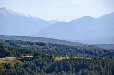 Bulgaristan 'ın Plana dağındaki Plana köyünün sonbahar çayırı, ormanı ve yerleşim bölgesiyle manzara 