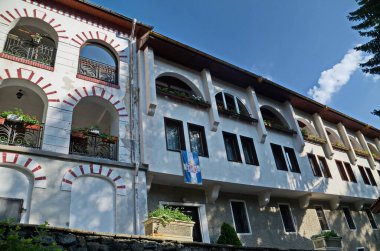 Bulgaristan 'ın Vitosha Dağı' ndaki Dragalevtsi Manastırı - 20 Ağustos 2023: Bulgaristan 'ın Vitosha Dağı' ndaki Dragalevtsi Ortodoks Manastırı 'nın güzel binalarının manzarası. Ziyaret yerinde..